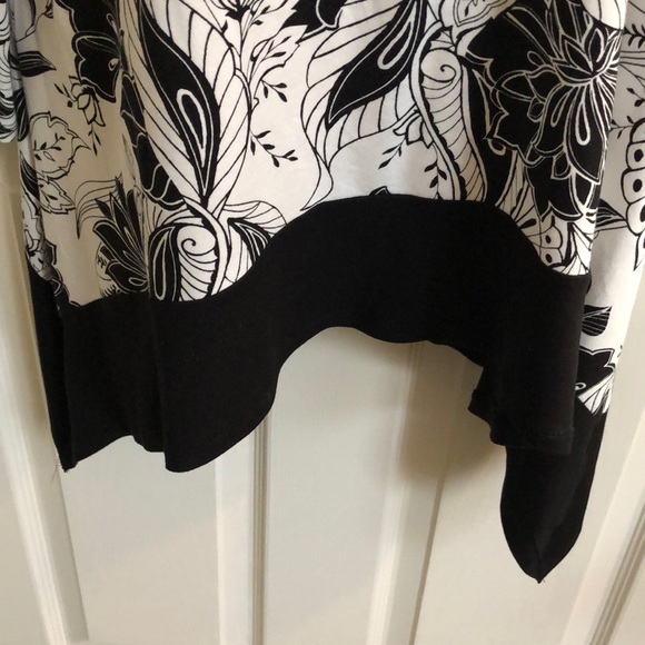 Black and white flowing top Worn once!! - Picture 4 of 6